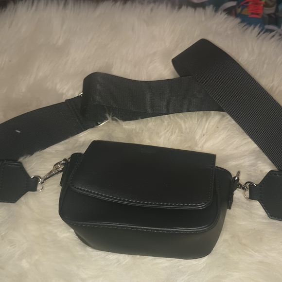 Elegant Black Crossbody Bag - Picture 2 of 4